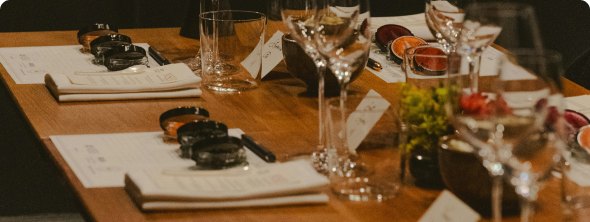 Table dressée pour un dîner Pylar