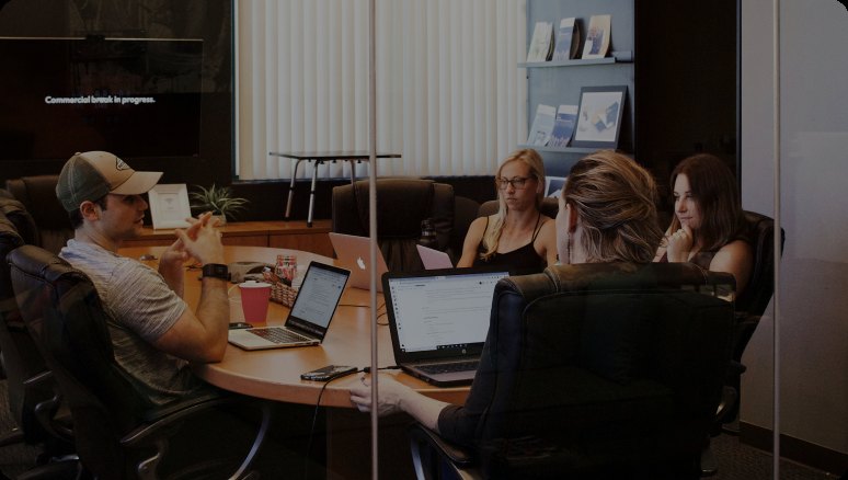 Une réunion de board autour d’une table