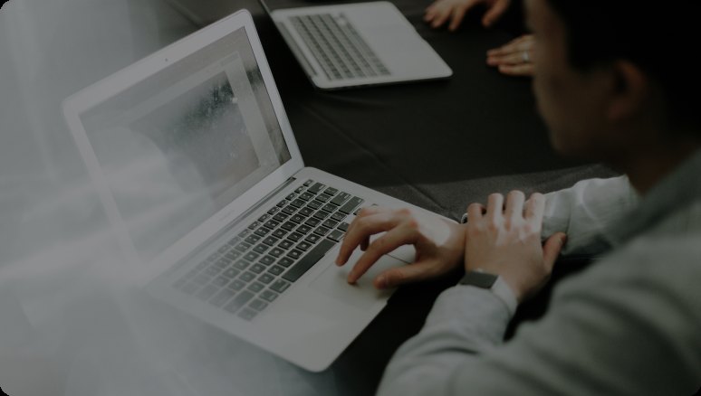 Travail sur ordinateur entre deux boards